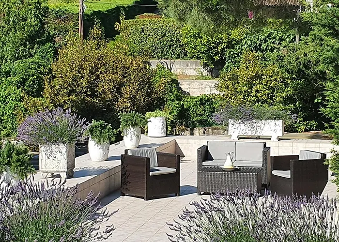 Haus mit Garten über der Bucht von Cannes