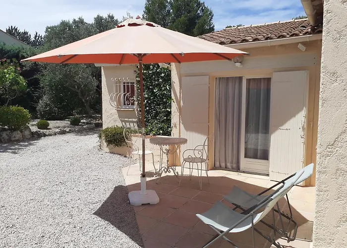 Gite Provencal Independant Avec Piscine Chauffee : Le Suy Bien