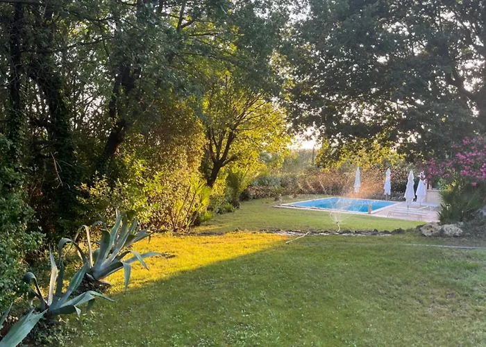 Rez De Villa , Beau Jardin Avec Piscine