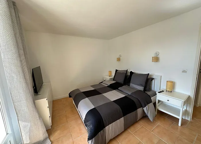 Rez De Villa , Beau Jardin Avec Piscine