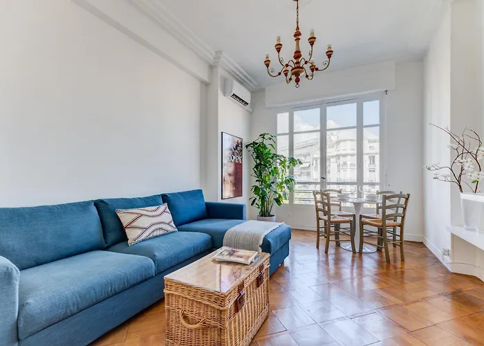 Elegant Condo With Balconies In The Heart Of Nice